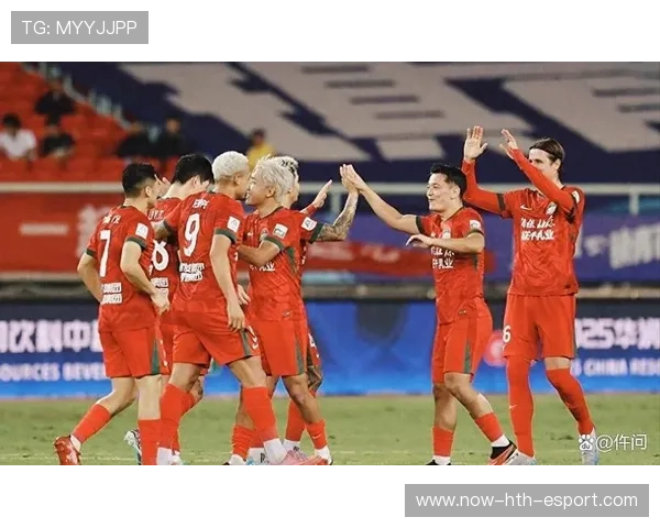 河南队保持高中场压迫,整体阵型更为紧凑 河南队保持高中场压迫,整体阵型更为紧凑