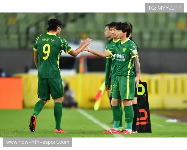 国足球员体能监测与管理优化，足球员体能训练计划